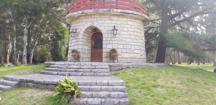 El Decano Mario Ferreyra junto a directivos y personal no docente de la Regional Tierra del Fuego, homenajearon junto a representantes de la tecnológicas del todo país, al creador de la Universidad Tecnológica Nacional, Juan Domingo Perón, en una visita llevada a cabo la semana pasada en la Quinta de San Vicente donde permanecen los restos del expresidente.