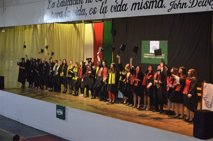 La UCES graduó a otros 28 profesionales