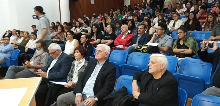 En primera fila, el vicepresidente de la RIU, Mario Giorgi, junto a distintos representantes de las radios universitarias de todo el país, y también del mundo.