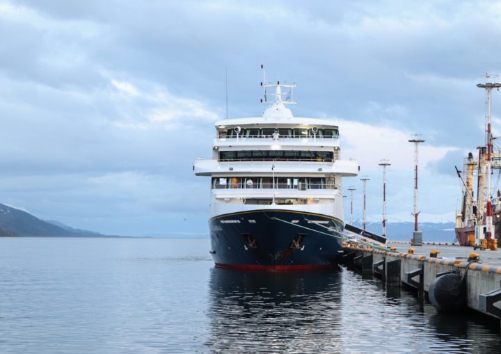 A las 2 AM de este martes arribó al puerto de Ushuaia el buque “Ventus Australis” de la compañía marítima “Cruceros Australis”, con lo cual se dio inicio a la temporada de Crucero Turísticos 2019/2020, y la misma se extenderá hasta el próximo 4 de abril de 2019 con la última recalada del barco Ushuaia (Antarpply Expeditions).