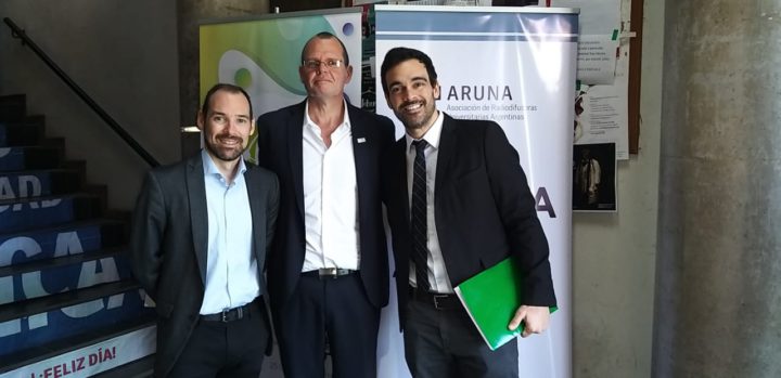 El Presidente de ARUNA, Aldo Rotman, junto al Presidente de la Red Internacional Universitaria, Martín Pena, y con Marcos Acle, de Uruguay, representante de la Secretaría General Iberoamericana.