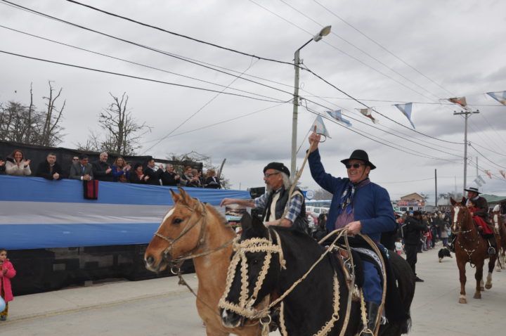 Sin la presencia del intendente Claudio Queno, la comunidad de Tolhuin, acompañada por autoridades locales, provinciales y nacionales, civiles y militares, conmemoró el cuadragésimo séptimo aniversario de la colocación de la piedra fundamental.