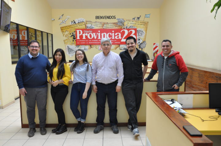 Alberto Centurión, director de Provincia 23 y Radio Universidad, mostró a los chicos todo el proceso de producción de un medio de comunicación gráfico, desde la Redacción hasta la Imprenta de este medio fueguino.