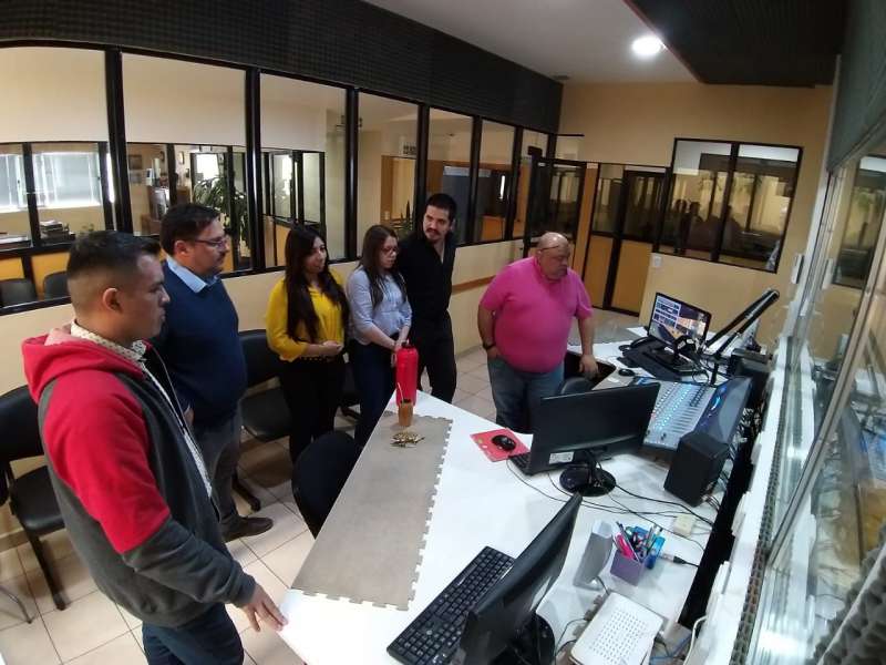 También los chicos compartieron con Fabián Pérez quien les explicó sobre la Operación Técnica de la emisora y los detalles de la Producción Periodística.