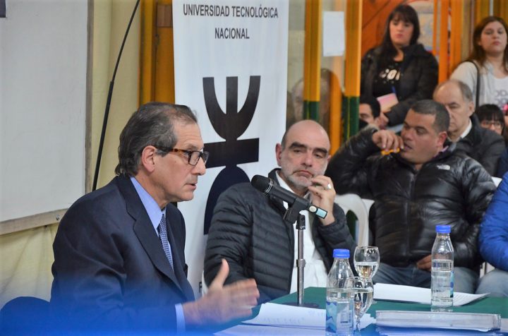 El economista Miguel Pesce junto al secretario de Extensión Universitaria, Lic. Fabio Seleme.