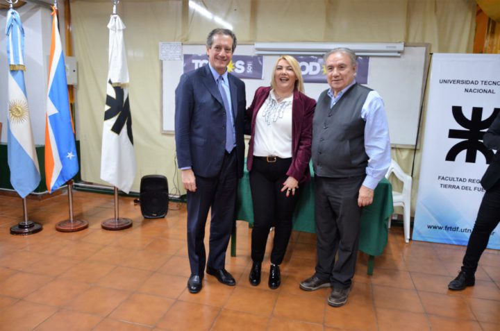 El Lic. Pesce junto a la Gobernadora Bertone y el Decano Ferreyra.