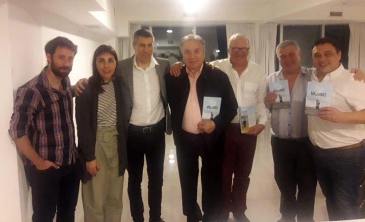 El escritor y editor Federico Binachini, la periodista Dolores Caviglia, el escritor y autor del libro, Alejandro Scomparin y el ingeniero Mario Ferreyra. Le siguen Mariano Fernández Madero encargado de marketing, Alejandro Chams y José Luis Polti acompañantes y apoyos de Scomparin en Malvinas.