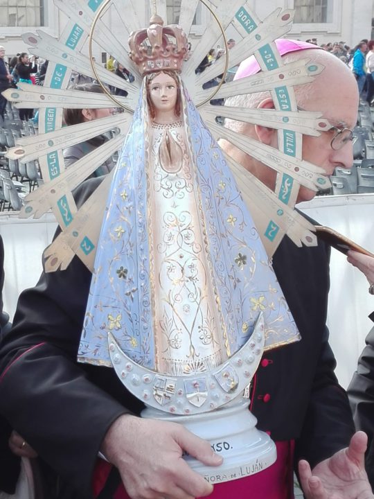 Mons. Santiago Olivera, obispo castrense argentino, con la imàgen original de la Virgen de Lujàn que volverà a la Argentina desde el Reino Unido.