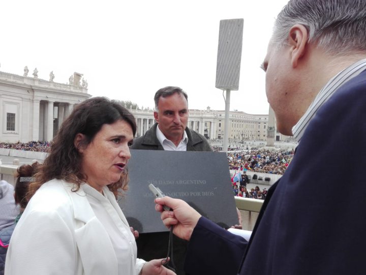 El corresponsal en Europa, Marcello D'Aloisio, dialogando con la Sra. María Fernanda Araujo, Presidenta de la "Comisión de Familiares de Caídos en Malvinas".