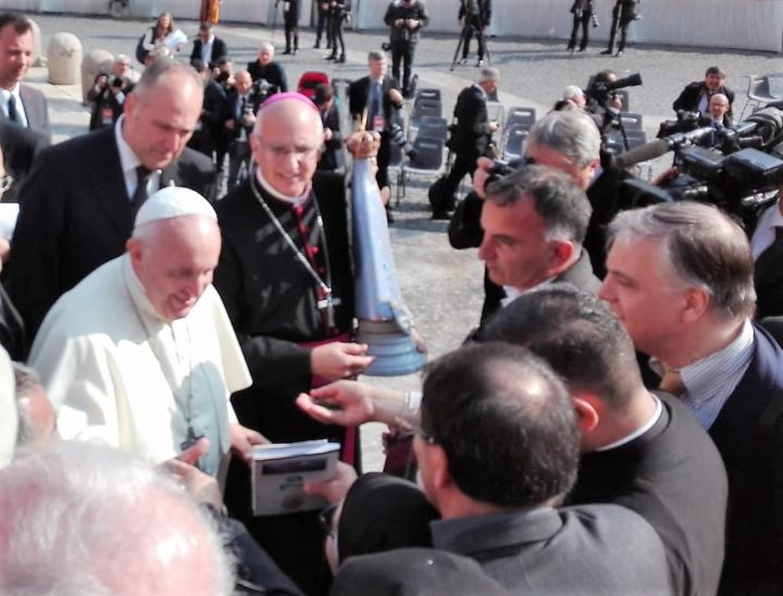 El Dr. Marcello D'Aloisio junto al papa Francisco durante el encuentro en la Plaza de San Pedro del Vaticano.