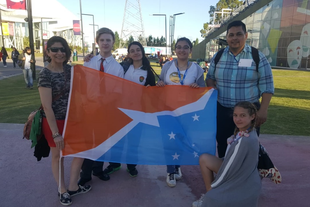 Cuatro alumnos del 3ro., del ciclo básico del Colegio Integral de Educación Ushuaia (CIEU) lograron ser distinguidos en la Feria Nacional de Innovación Educativa 2019 que se llevó adelante en Tecnópolis. Los estudiantes presentaron su proyecto al que denominaron “Neyün lif” que, en Mapuche, significa “Respira limpio”. Este nombre se eligió en homenaje al año internacional de lenguas indígenas declarado por la ONU.