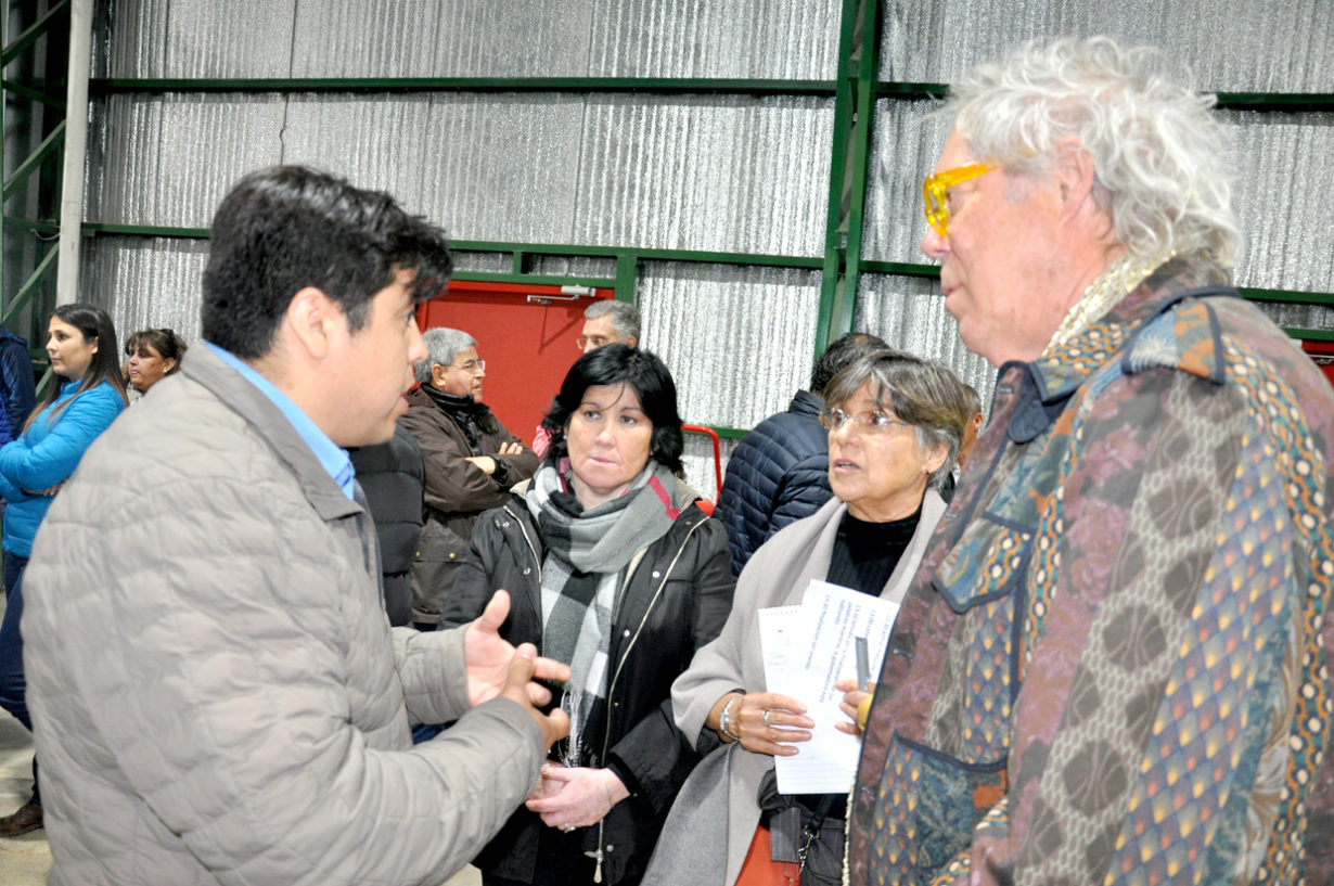 El Presidente de la Secadora dialogando con el Intendente electo de Tolhuin Daniel Harrington, los concejales de la localidad mediterránea Jeannette Alderete (reelecta) y Francisco Alberto Oliva, a quienes confió su proyecto e intercambió opiniones.