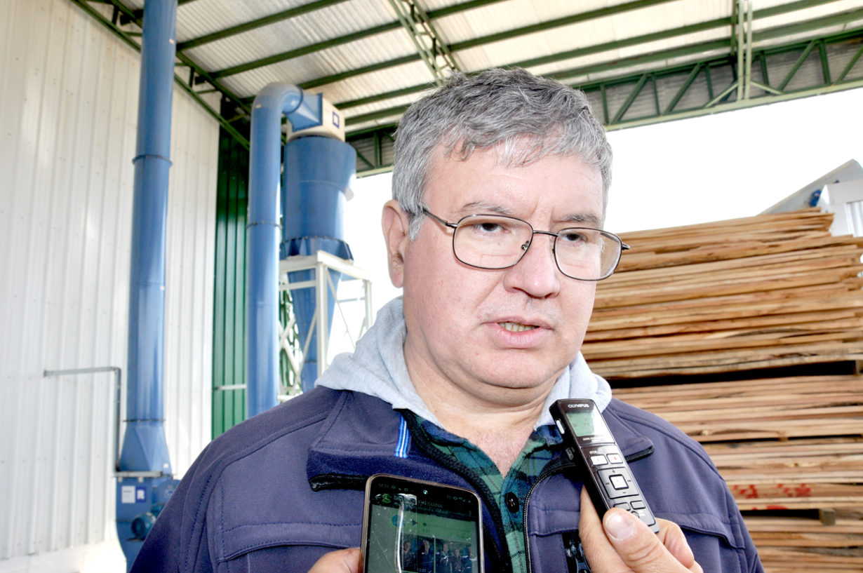 En diálogo con Radio Universidad 93.5, el gerente local de Lenga Patagonia, Nicolás Kelsey, detalló que “el proyecto está concebido para que podamos producir mensualmente entre 20 y 25 contenedores de madera seca y clasificada para destinarla a fábricas de muebles, en principio para el mercado externo”.