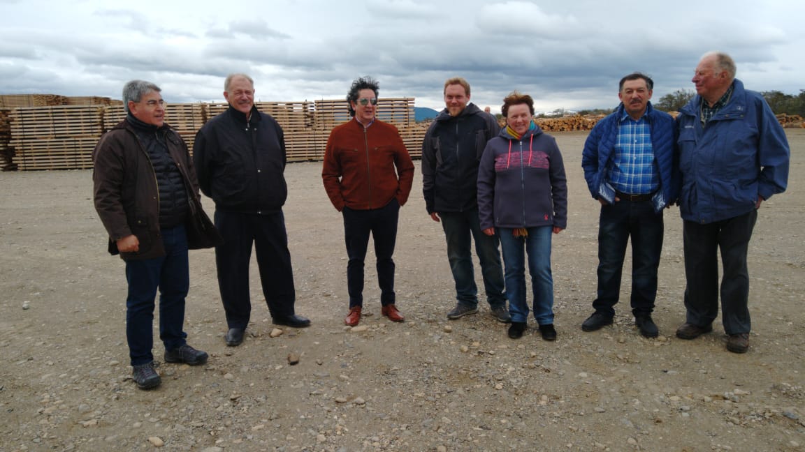 El Director de Provincia 23 y Radio Universidad 93.5 participó de la inauguración del Secadero de Lenga en Tolhuin. En la foto, junto a madereros de la zona como las familias Mancilla y Fernández, Yuko Bronzovich, el estanciero Adrián Goodall y trabajadores del sector rural.