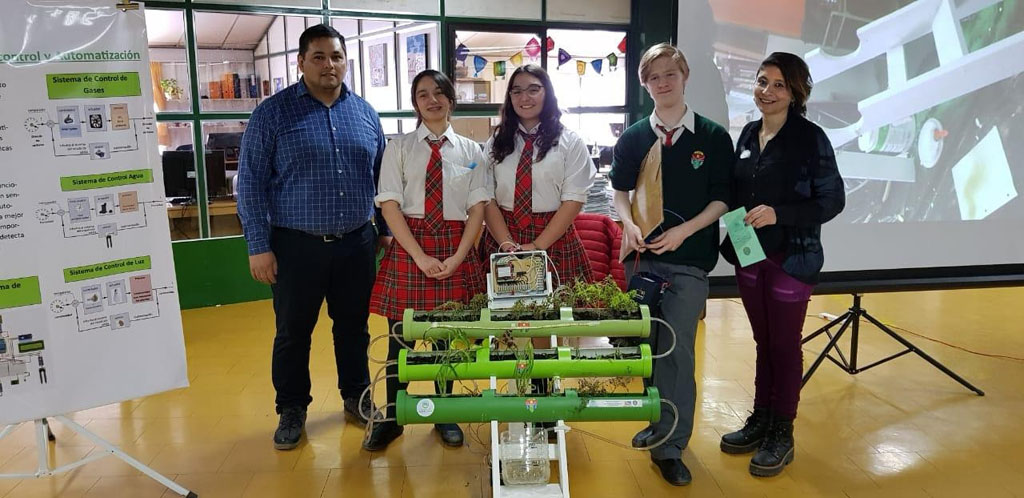 El “Neyün lif” fue desarrollado por los alumnos Gianna Freire, Valentino Mungui, Sofía Ochoa y Mikaela Rosa y básicamente es un purificador de ambientes que posee un detector de monóxido de carbono y un sistema de riego automatizado para un uso fácil y sin mantenimiento constante.