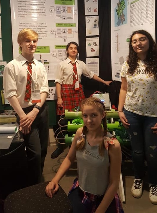 Con su purificador automatizado para ambientes cerrados al que denominaron “Neyün lif”, alumnos del CIEU fueron distinguidos en Tecnópolis en la Feria Nacional de Innovación Educativa 2019 que reúne proyectos científicos y artísticos de todos los niveles, modalidades y provincias del país. Lograron el “Mejor proyecto” a nivel nacional, en el área de Tecnología en la modalidad Secundaria ciclo básico. 