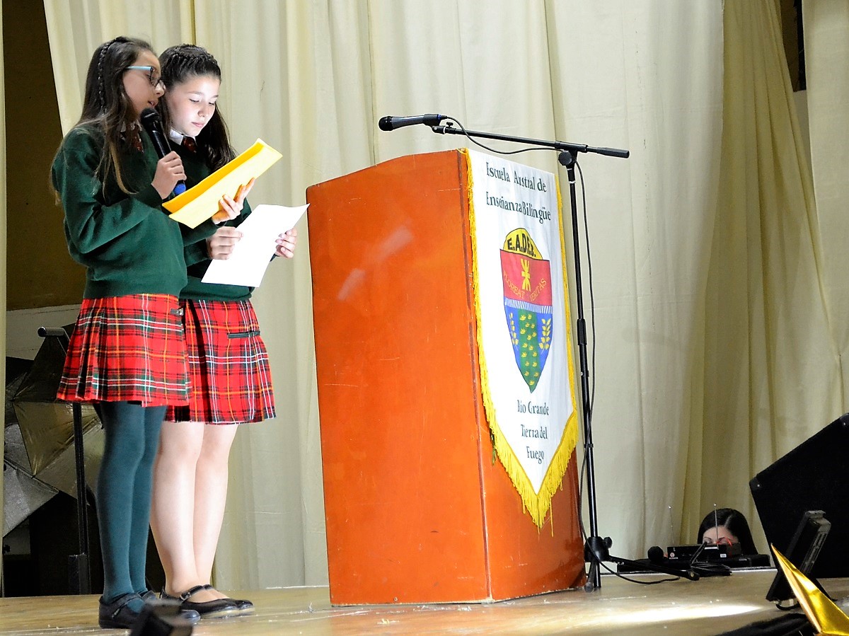 Este viernes, la Escuela Austral de Enseñanza Bilingue, (EADEB) cerró el año escolar con dos eventos. Por la mañana se llevó adelante la ceremonia de cierre de ciclo lectivo 2019. En tanto que, por la arde, los sextos años celebraron el acto académico de promoción 2019.