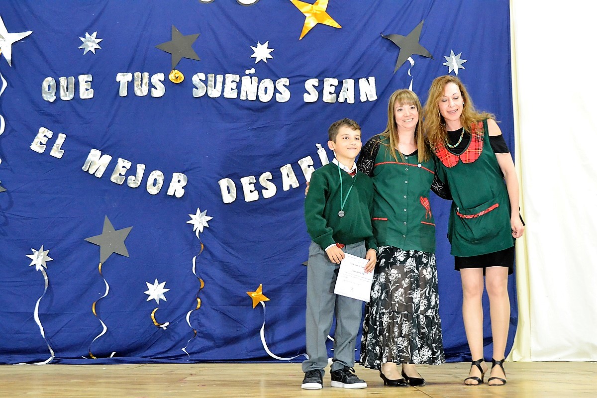 Este viernes, la Escuela Austral de Enseñanza Bilingue, (EADEB) cerró el año escolar con dos eventos. Por la mañana se llevó adelante la ceremonia de cierre de ciclo lectivo 2019. En tanto que, por la arde, los sextos años celebraron el acto académico de promoción 2019.