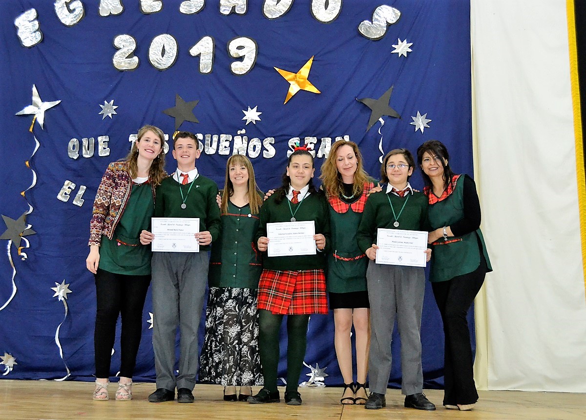 Este viernes, la Escuela Austral de Enseñanza Bilingue, (EADEB) cerró el año escolar con dos eventos. Por la mañana se llevó adelante la ceremonia de cierre de ciclo lectivo 2019. En tanto que, por la arde, los sextos años celebraron el acto académico de promoción 2019.