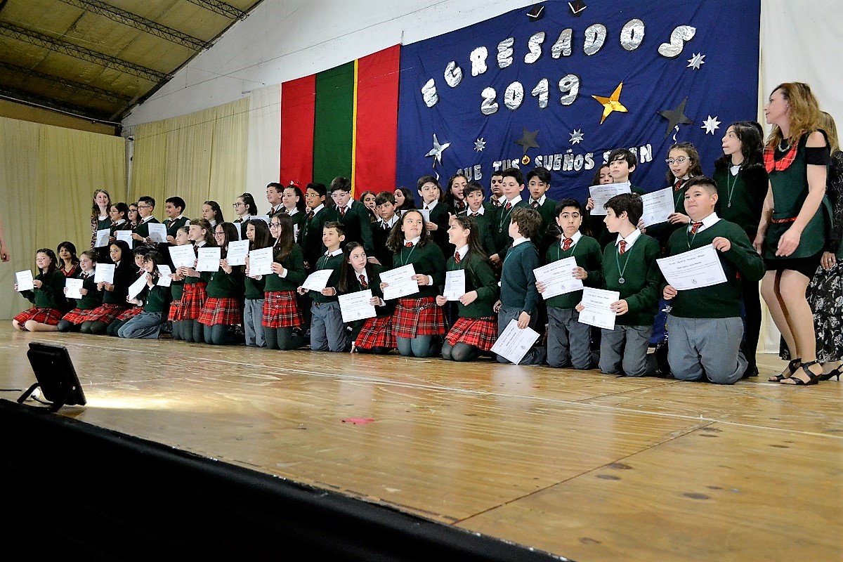 Este viernes, la Escuela Austral de Enseñanza Bilingue, (EADEB) cerró el año escolar con dos eventos. Por la mañana se llevó adelante la ceremonia de cierre de ciclo lectivo 2019. En tanto que, por la arde, los sextos años celebraron el acto académico de promoción 2019.