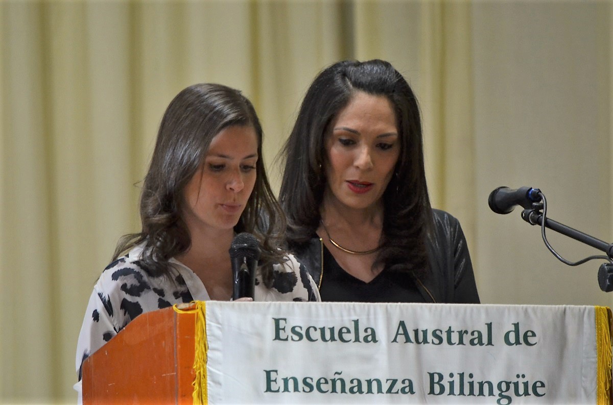 Este viernes, la Escuela Austral de Enseñanza Bilingue, (EADEB) cerró el año escolar con dos eventos. Por la mañana se llevó adelante la ceremonia de cierre de ciclo lectivo 2019. En tanto que, por la arde, los sextos años celebraron el acto académico de promoción 2019.