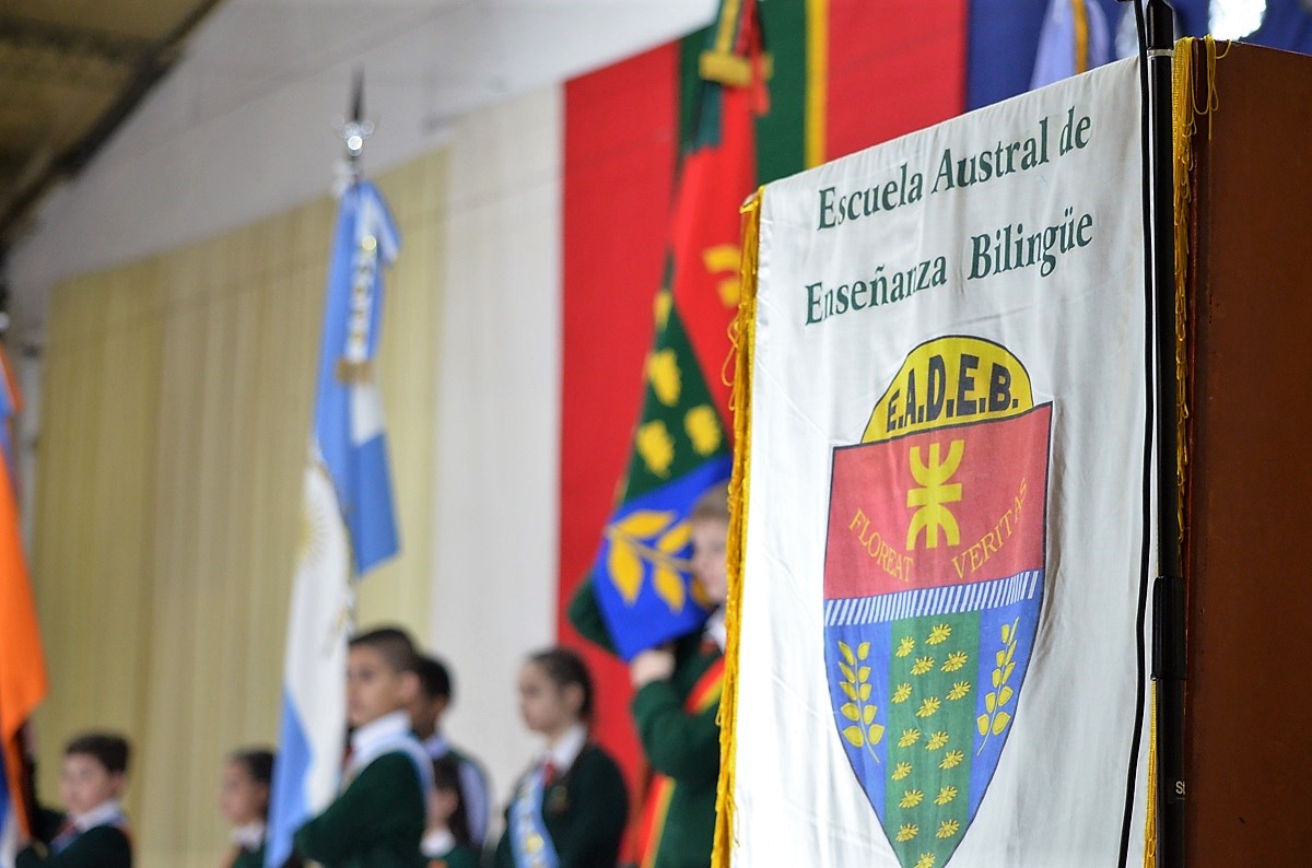 Este viernes, la Escuela Austral de Enseñanza Bilingue, (EADEB) cerró el año escolar con dos eventos. Por la mañana se llevó adelante la ceremonia de cierre de ciclo lectivo 2019. En tanto que, por la arde, los sextos años celebraron el acto académico de promoción 2019.