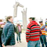 El intendente Gustavo Melella recorrió la obra de montaje del puente peatonal elevado frente a la UTN