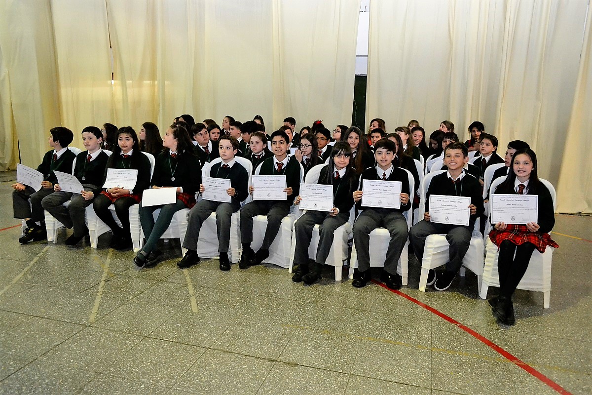 Este viernes, la Escuela Austral de Enseñanza Bilingue, (EADEB) cerró el año escolar con dos eventos. Por la mañana se llevó adelante la ceremonia de cierre de ciclo lectivo 2019. En tanto que, por la arde, los sextos años celebraron el acto académico de promoción 2019.