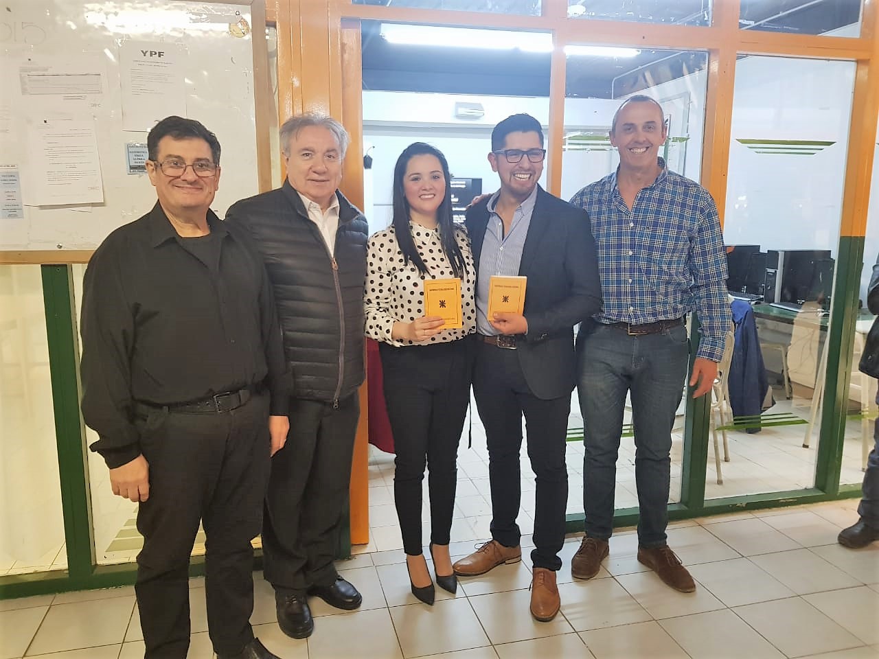 Los nuevos profesionales son los Ingenieros Industriales Pablo Mena Chiguay y Antonela Ailen Andrade Mascareña quienes presentaron y defendieron su proyecto de “Producción de Filete y harina de pescado”.