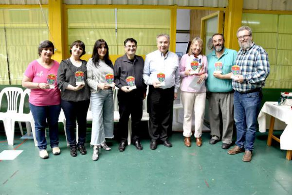 En la imagen: Prof. Cecilia Bayá Tiscornia; Lic. Gisselle Rozzello; Prof. Peque Valle; Ing. Francisco Álvarez (Vicedecano); Ing. Mario Félix Ferreyra (Decano); Sra. Carolina Schauman; Sr. Claudio Sphar e Ing. Gustavo Tielens.