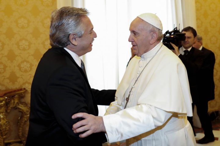 En un clima distendido y cordial, el Presidente Alberto Fernández se reunió este viernes con el Papa Francisco en el Palacio Apostólico del Vaticano. 