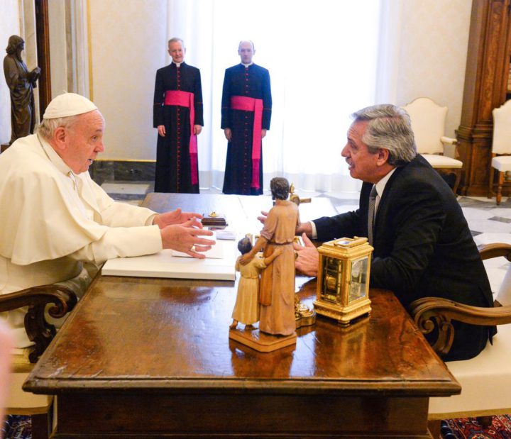 En un clima distendido y cordial, el Presidente Alberto Fernández se reunió este viernes con el Papa Francisco en el Palacio Apostólico del Vaticano. 