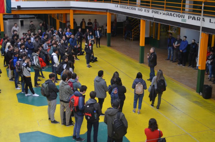 La bienvenida a los ingresantes estuvo a cargo del Decano de la Facultad Regional Tierra del Fuego, Ingeniero Mario Ferreyra quien estuvo acompañado por el vicedecano, Francisco Alvarez y parte de los secretarios que componen el resto de las autoridades universitarias.