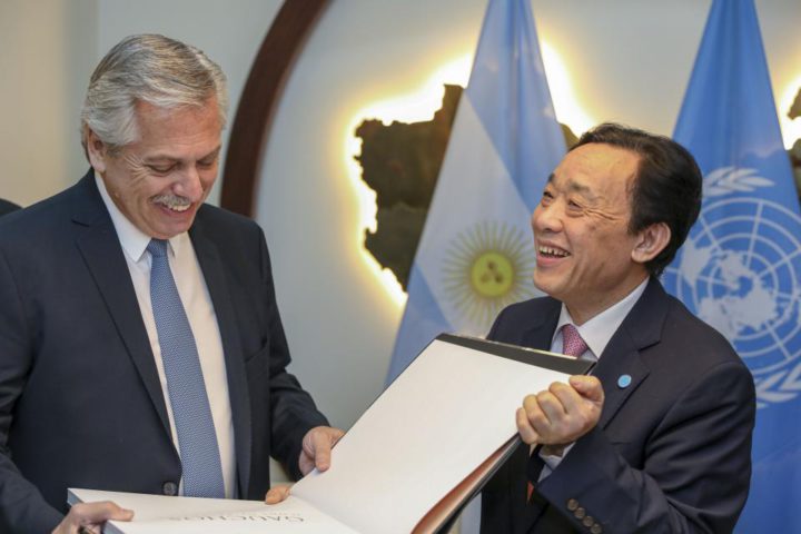 Durante el sábado, finalmente, el Presidente argentino mantuvo un encuentro con el director general de la FAO, el chino Qu Dongyu, organismo de las Naciones Unidas que se ocupa de Agricultura y Alimentación. Allí el Jefe de Estado recibió el rotundo apoyo al programa "Argentina contra el hambre". 