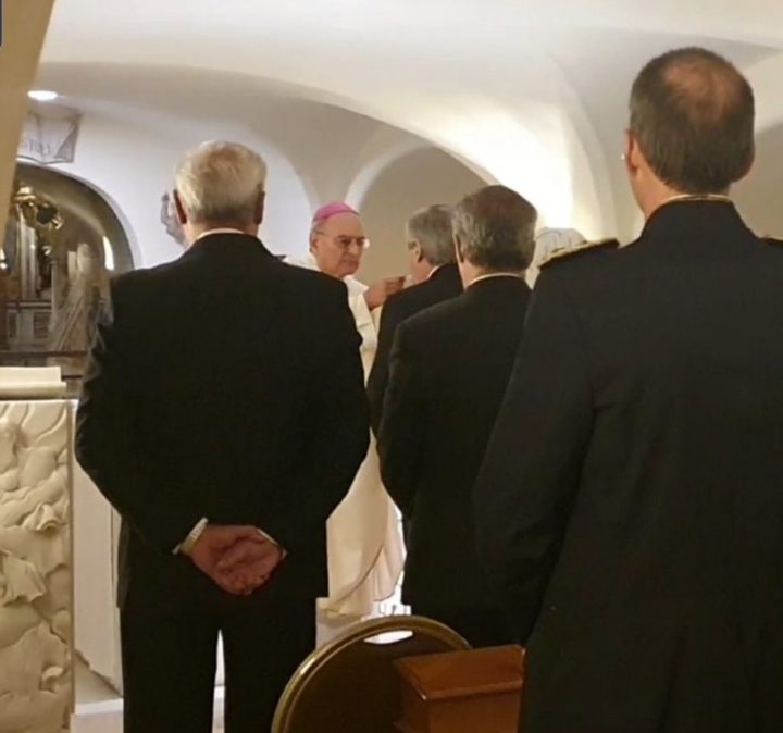 El presidente Alberto Fernández fue recibido en el Vaticano por el Papa Francisco, con quien mantuvo un encuentro a solas en la Biblioteca Privada del Pontífice, donde hablaron sobre la situación económica y social de la Argentina.