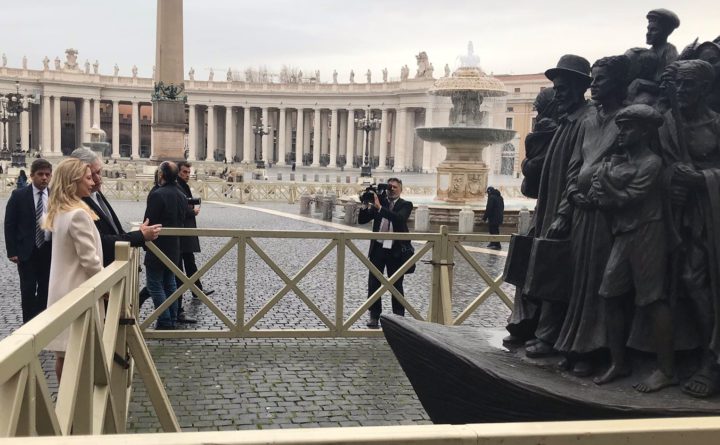 El presidente Alberto Fernández fue recibido en el Vaticano por el Papa Francisco, con quien mantuvo un encuentro a solas en la Biblioteca Privada del Pontífice, donde hablaron sobre la situación económica y social de la Argentina.