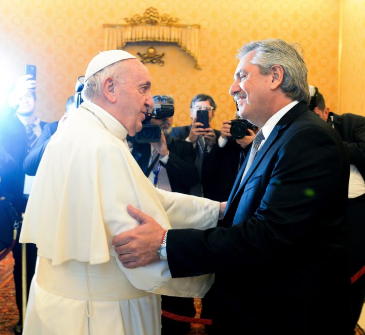 El presidente Alberto Fernández fue recibido en el Vaticano por el Papa Francisco, con quien mantuvo un encuentro a solas en la Biblioteca Privada del Pontífice, donde hablaron sobre la situación económica y social de la Argentina.