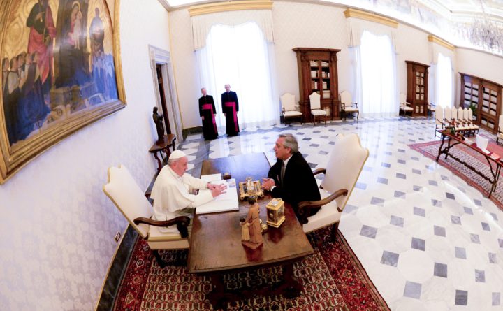 El presidente Alberto Fernández fue recibido en el Vaticano por el Papa Francisco, con quien mantuvo un encuentro a solas en la Biblioteca Privada del Pontífice, donde hablaron sobre la situación económica y social de la Argentina.