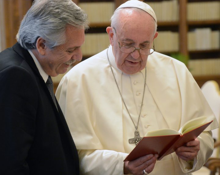 El Jefe de Estado argentino se mostró particularmente satisfecho por otro de los temas que conversó con el Sumo Pontífice y que definió como una suerte de “obsesión” tanto para el Papa y para él: “Terminar con las disputas entre los argentinos”.