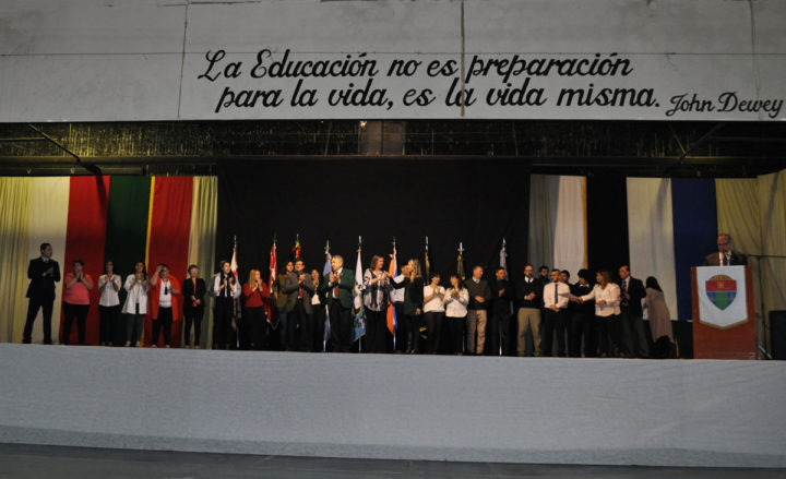 Este lunes se llevaron a cabo los actos de inicio de ciclo lectivo tanto en el CIEU (Colegio Integral de Educación Ushuaia) como en el CIERG (Colegio Integral de Educación de Río Grande). Ambos fueron acompañados por la comunidad educativa y una gran concurrencia de padres.