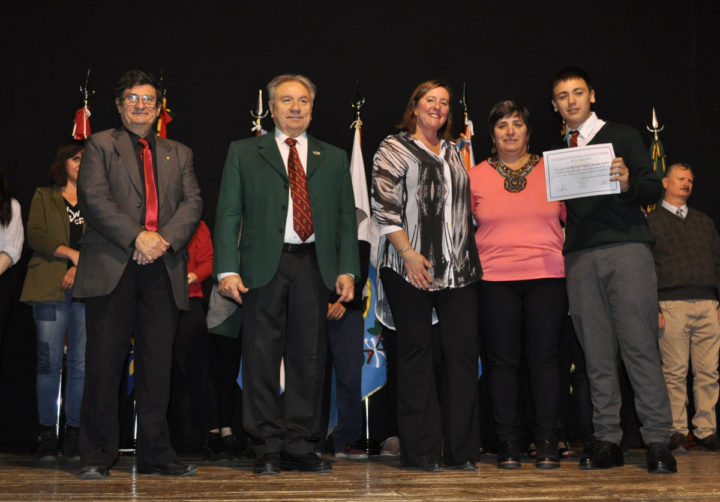 Este lunes se llevaron a cabo los actos de inicio de ciclo lectivo tanto en el CIEU (Colegio Integral de Educación Ushuaia) como en el CIERG (Colegio Integral de Educación de Río Grande). Ambos fueron acompañados por la comunidad educativa y una gran concurrencia de padres.