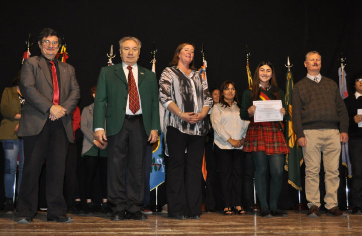 Este lunes se llevaron a cabo los actos de inicio de ciclo lectivo tanto en el CIEU (Colegio Integral de Educación Ushuaia) como en el CIERG (Colegio Integral de Educación de Río Grande). Ambos fueron acompañados por la comunidad educativa y una gran concurrencia de padres.