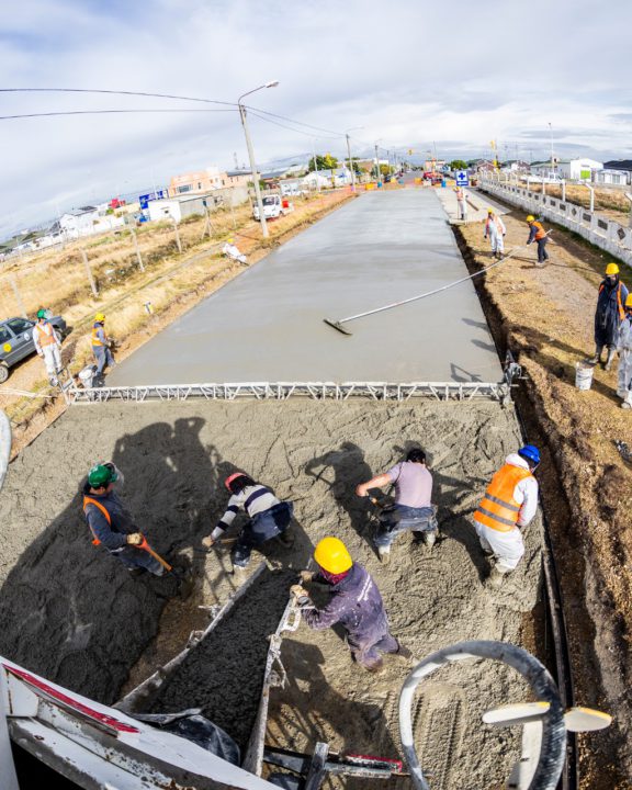 El intendente Martín Pérez y la secretaria de Obras y Servicios Públicos Silvina Mónaco presenciaron el inicio del hormigonado de la calle Thorne que es la primera etapa de un trabajo que comenzó antes de la cuarentena con todo el movimiento de suelo. Las tareas se llevan a cabo con trabajadores municipales bajo la modalidad de ‘Obras por Administración’.