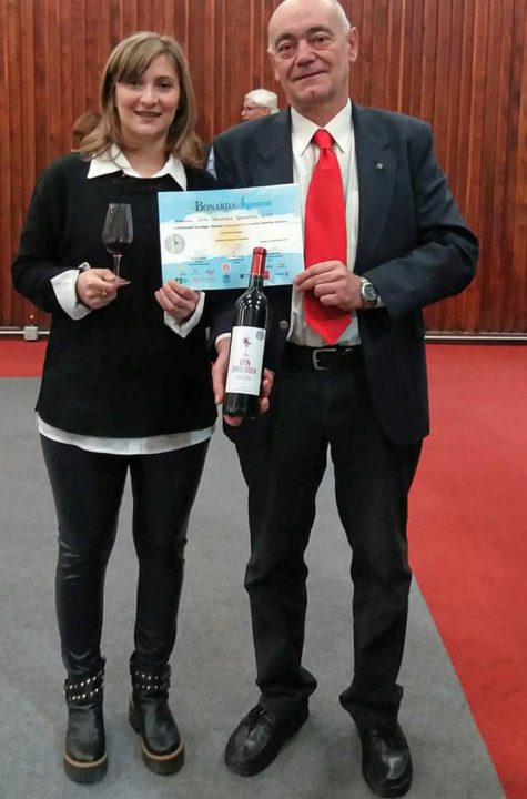 “Cuando asumí como Coordinador hace tres años la idea era poder elaborar vinos con los propios alumnos de la UTN y que salgan al mercado porque el entusiasmo y la pila que le ponen los estudiantes es doble. Hace 3 años empezamos con un Bonarda que fue presentado en un concurso nacional donde obtuvimos la medalla de plata. Después en el 2018 ya obtuvimos la medalla de oro y en el 2019 conseguimos doble oro con el Bonarda Tradicional y un Cabernet Franc.