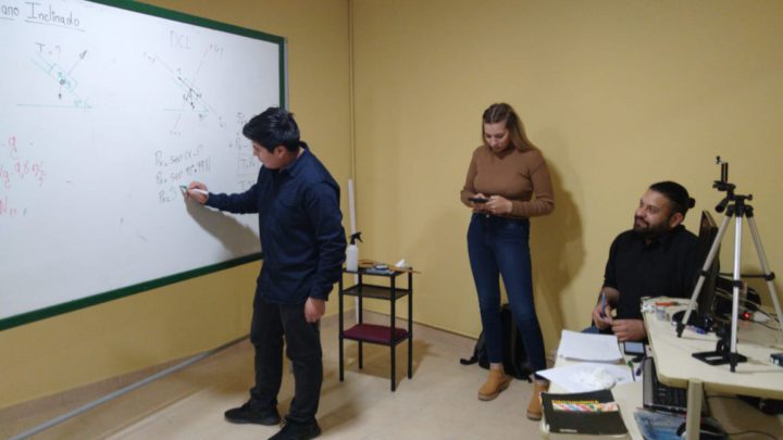 Los alumnos de tercer año de Ingeniería Electromecánica e Industrial, Marcos Lucero, Iara Galichini y Edwin Beltrán, son parte del equipo de tutorías dirigido por el ingeniero y profesor Demian Ferreyra.