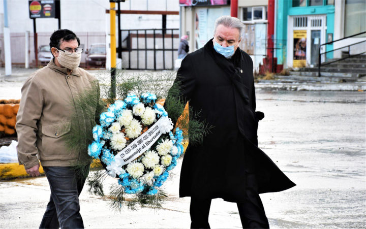 El Decano y el Vicedecano de la FRTDF de la UTN llevan la ofrenda floral para depositarla al pie del cenotafio del General San Martín en Río Grande.