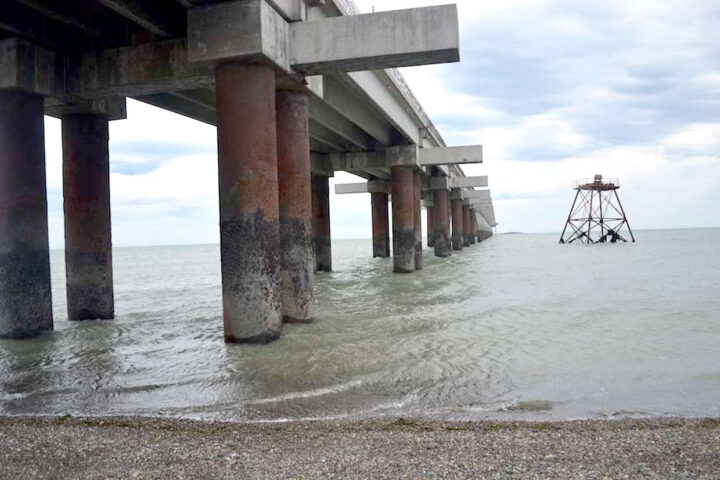 Los ingenieros explicaron que el antiguo proyecto en Caleta La Misión, restos que hoy se pueden apreciar desde la ruta 3, iba a ser la construcción de un muelle del tipo offshore para tráfico marítimo de ultramar, con acentuadas futuras desventajas operativas, y costos desmesurados de US$ 183 millones.