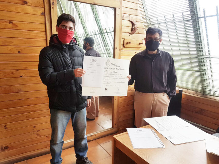 En los últimos días, la Facultad Regional Tierra del Fuego entregó sus respectivos diplomas a otros seis profesionales egresados de la UTN. La entrega se llevó adelante en las instalaciones de la sede universitaria con el correspondiente protocolo impuesto en el marco del aislamiento por coronavirus.