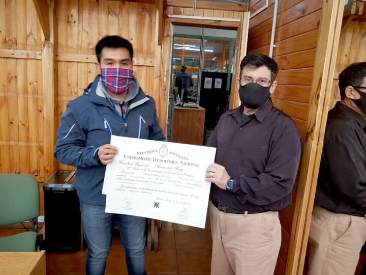 En los últimos días, la Facultad Regional Tierra del Fuego entregó sus respectivos diplomas a otros seis profesionales egresados de la UTN. La entrega se llevó adelante en las instalaciones de la sede universitaria con el correspondiente protocolo impuesto en el marco del aislamiento por coronavirus.