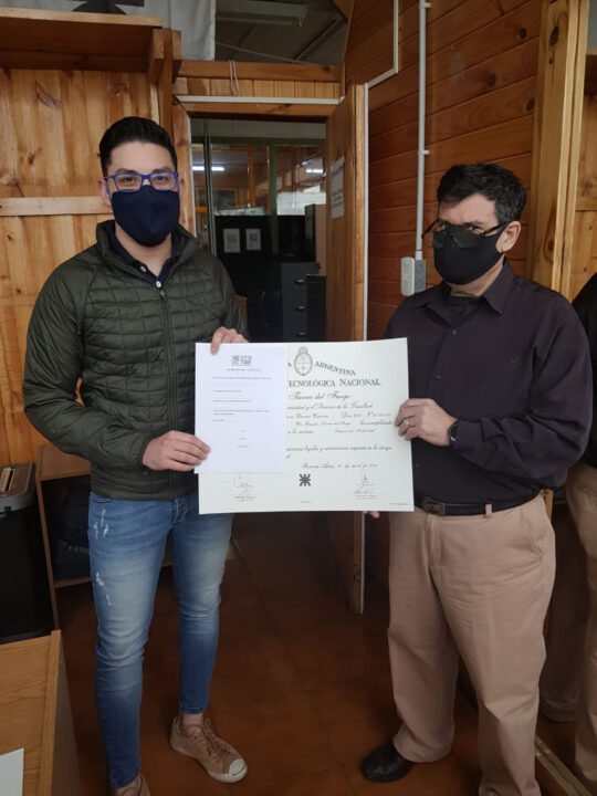 En los últimos días, la Facultad Regional Tierra del Fuego entregó sus respectivos diplomas a otros seis profesionales egresados de la UTN. La entrega se llevó adelante en las instalaciones de la sede universitaria con el correspondiente protocolo impuesto en el marco del aislamiento por coronavirus.